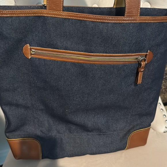 Coach - Picture 3 of 4